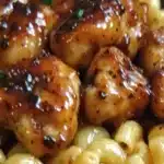 Pollo Pimiento Dulce y Picante con Macarrones 128 Pollo con miel picante y dulce y macarrones con quesofile