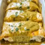 Receta de Burritos Cubiertos de Pollo con Chile Verde Deliciafile