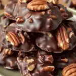 Clusters de Chocolat aux Pécans – Recette Délicieuse 95 Regroupements de tortues au chocolat et aux noix de pecan friandise irresistiblefile