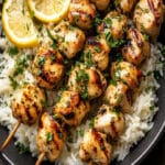 Brochetas de Pollo Griego con Arroz al Limón – Cena Rápida 119 Brochetas de Pollo Griego con Arroz al Limón – Cena Rápida