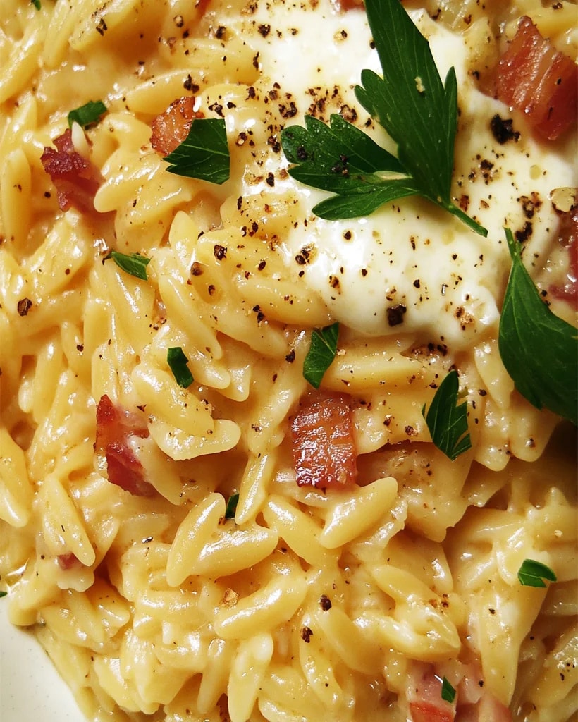 Orzo Cremoso a la Carbonara: Receta Rápida y Fácil para Cena