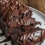 Pan de Brownie con Chocolate Caliente Receta de Postre Decadentefile