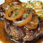 Hamburguesa de carne con salsa de cebolla deliciosa