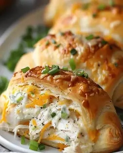Cheesy Chicken Crescent Roll-Ups: Receta Fácil y Rápida de Cena