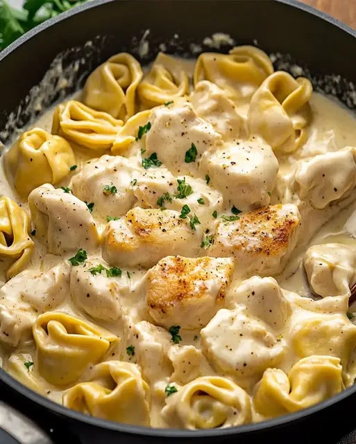 Cena Cremosa de Pollo con Tortellini Alfredo – Receta Fácil