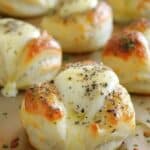 Bolas de Queso con Panecillos Pillsbury: La Mejor Receta Rápida para Cena 90 Bolas de Queso con Panecillos Pillsbury: La Mejor Receta Rápida para Cena
