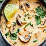 Tom Kha Gai – La Mejor Sopa de Coco Tailandesa Fácil