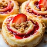 Rollos de Queso Crema y Fresa con Crumble: Receta Fácil
