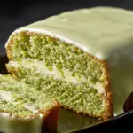 Pastel de Pistache con Glaseado de Chocolate Blanco