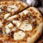 Pizza con queso de cabra y cebolla caramelizada