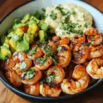 Bowl de Camarones a la Parrilla con Aguacate y Salsa: Una Delicia Fresca y Saludable