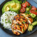 Pollo a la parrilla picante con ensalada de aguacate y arroz con ajo