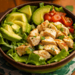 Ensalada de Pollo con Aguacate y Rollitos de Lechuga