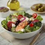 Ensalada Mediterránea de Salmón: Salud y Frescura en Cada Bocado