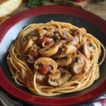 Espagueti Rojo: Champiñones y Tocino Delicioso
