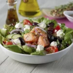 Ensalada Mediterránea de Salmón Saludable y Deliciosa: Un Festín de Sabores