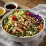 Ensalada Teriyaki: Pollo Crujiente y Almendras - Un Festín Asiático en Tu Mesa