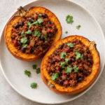 Calabaza rellena de chili vegetal, frijoles negros y tomate, sin queso.