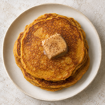Panqueques de calabaza con mantequilla de canela.