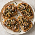 Tostadas con setas salteadas, ajo y romero.